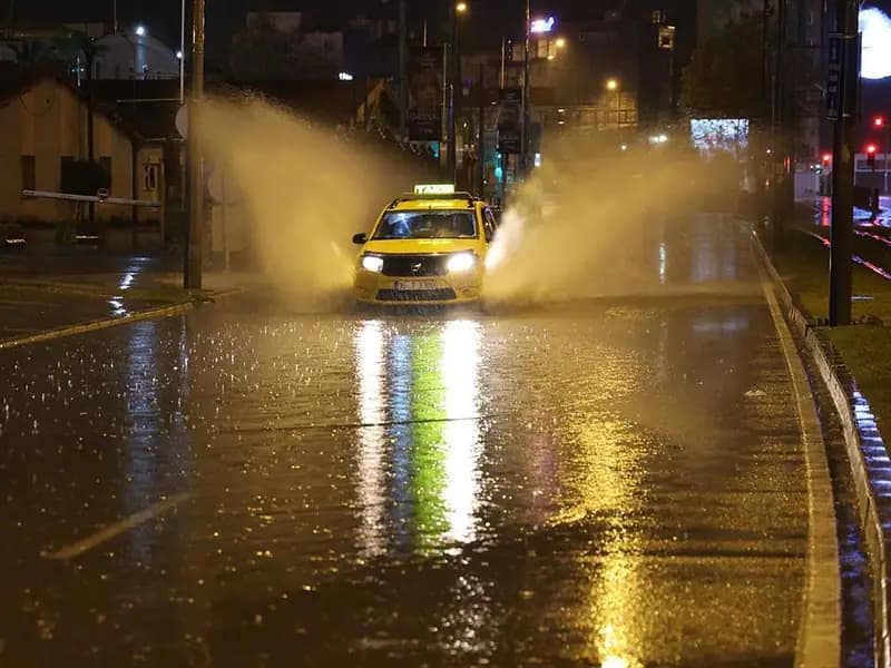 İzmir'de Etkili Sağanak Yağış: Yollar Sular Altında