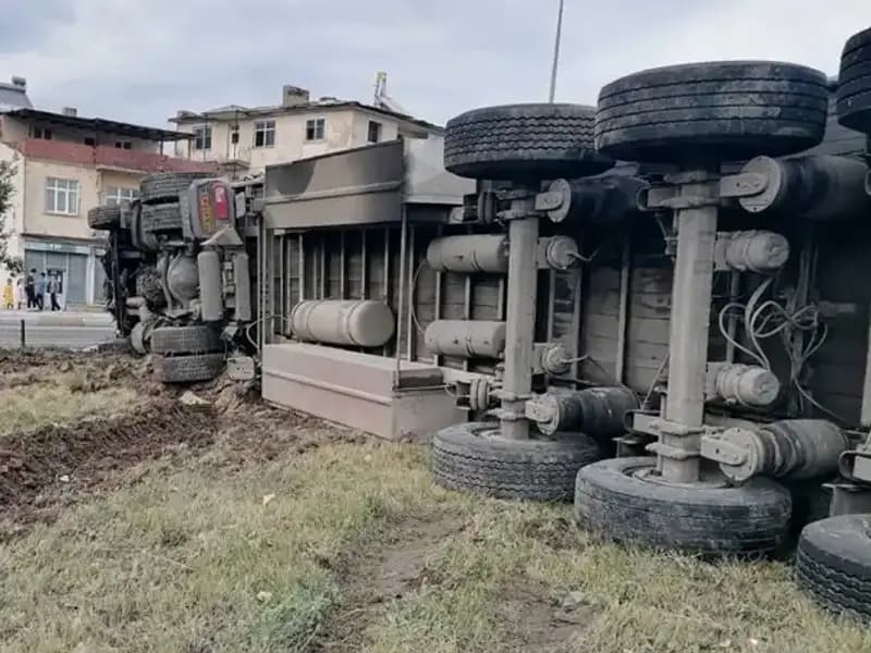 Erzurum'da Freni Boşalan TIR, Korkunç Kazaya Sebep Oldu