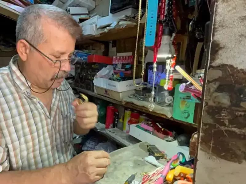 İskenderun'un "Çakmak Doktoru": 40 Yıldır 2 Metrekarelik Dükkanda Efsane Olmuş