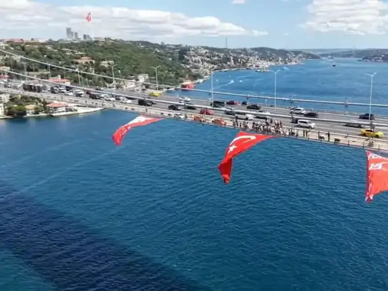 Tarihi Köprüye Dev Türk Bayrağı Asıldı, Coşku Doruğa Ulaştı