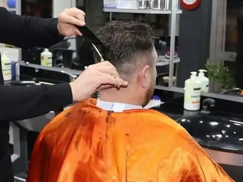 İngiltere'de Türk Berber Dükkanlarına Büyük Soruşturma Başlatıldı