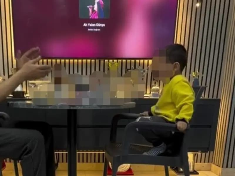 İzmir'de Çocuğunu Alkol Masasına Oturtan Baba Gözaltına Alındı