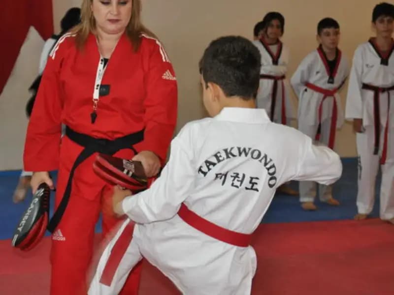 Siyah Kuşaklı Muhtardan Gençlere Destek: Sporla Geleceklerini Şekillendiriyor