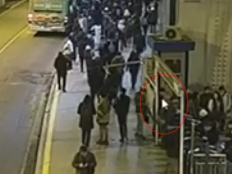 Zincirlikuyu Metrobüs Durağında Hırsızlık Yapan Şüpheli Yakalandı