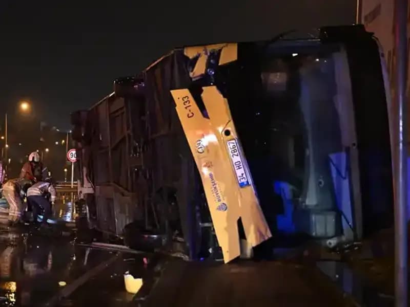 İstanbul’da Özel Halk Otobüsü Devrildi: Feci Kaza Sonrasında Soruşturma Başlatıldı