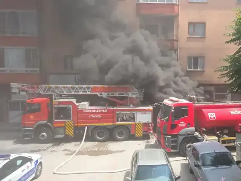 Niğde'de Beyaz Eşya Deposunda Korkunç Yangın: Şehrin Göbeğinde Panic
