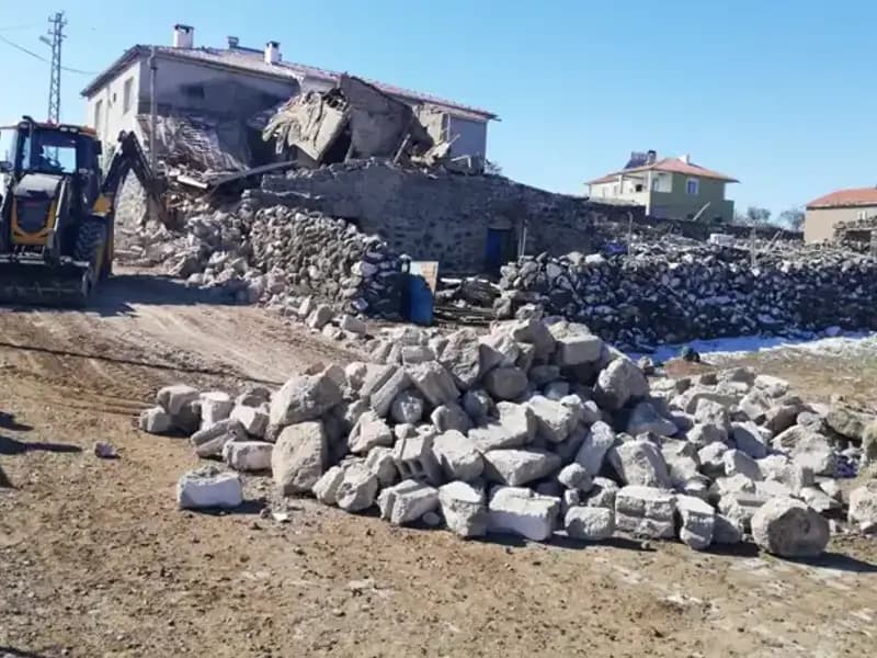 Kayseri'de Korkunç Ahır Çökmesi: 35 Küçükbaş Hayvan Hayatını Kaybetti