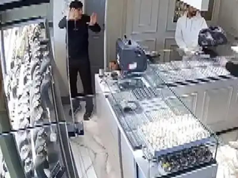 Bursa'da Kuyumcuya Soygun Girişimi: Korku Dolu Anlar Kameralara Yansıdı