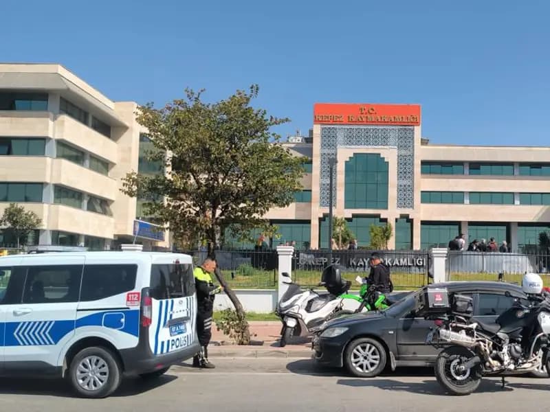 Kepez Kaymakamlığı'nda Silah Sesleri: Şüpheli Odaya Kilitlendi