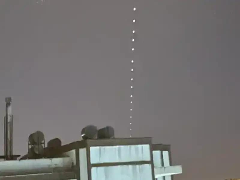 Adana'da Gece Gökyüzünde Starlink Işıklarıyla Büyüleyici Bir Manzara