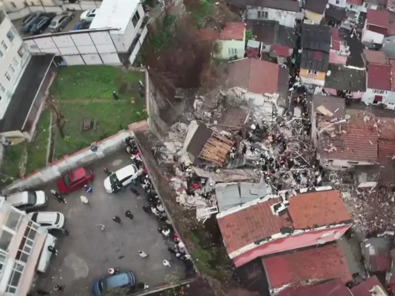 İstanbul Fatih'te Doğal Gaz Patlaması: İki Bina Çöktü