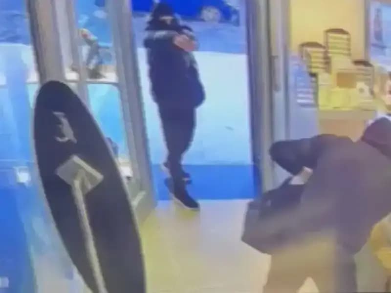 Ümraniye'de Silahlı Soygun Girişimi: Maskeli Saldırganlar Paniğe Neden Oldu