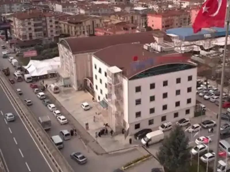 Özel Hastanenin Deprem Güvenliği Şüphe Uyandırıyor: Perde Betonları Kesildi İddiası