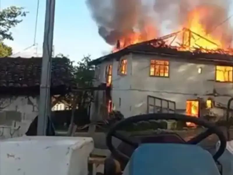 İki Katlı Evde Çıkan Yangın, Tümüyle Küle Döndü