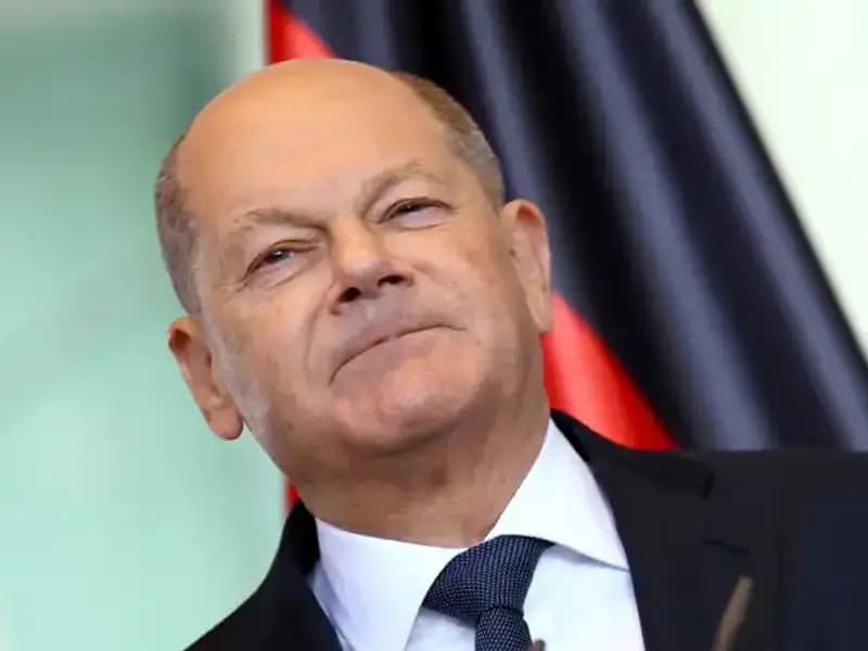 Apron Alanında Başbakana Sarılan Genç Kıza Para Cezası!