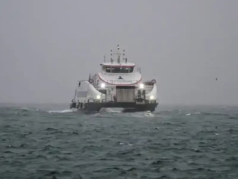 İzmir'de Fırtına Alarmı: Vapur Seferleri İptal Edildi