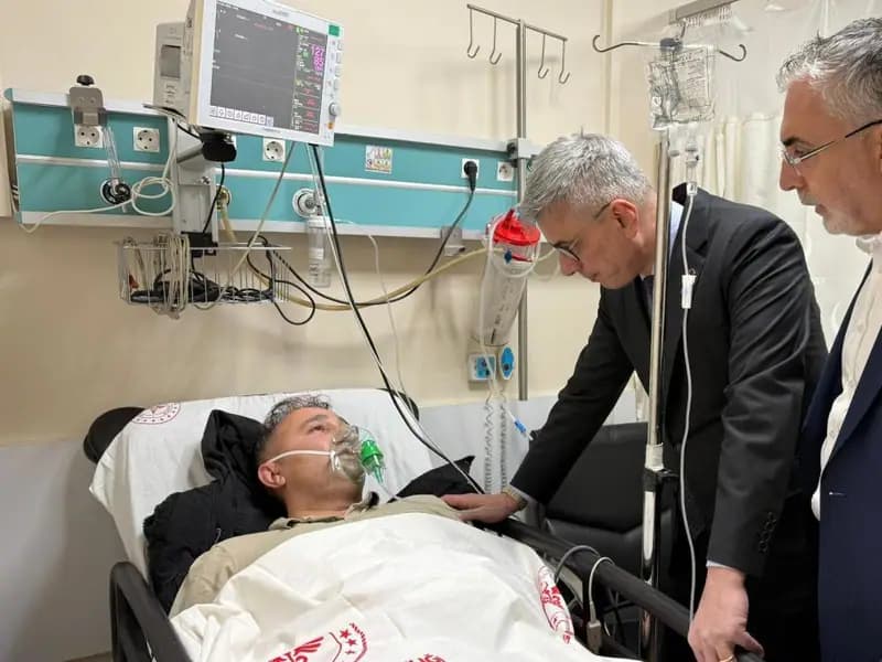 Bakanlardan yaralılara moral ziyareti
