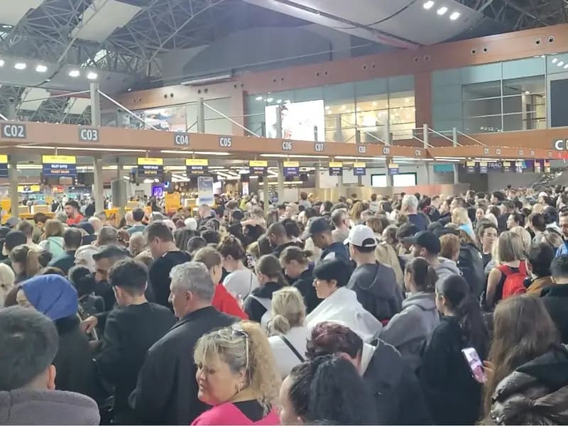 Sabiha Gökçen Havalimanı'nda Yoğun Sis Nedeniyle 127 Uçuş İptal