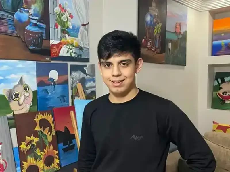 Otizmli Ressam Okan’ın Engelsiz Yolculuğu: Farkındalık Yaratmak İçin Sanatını Kullanıyor