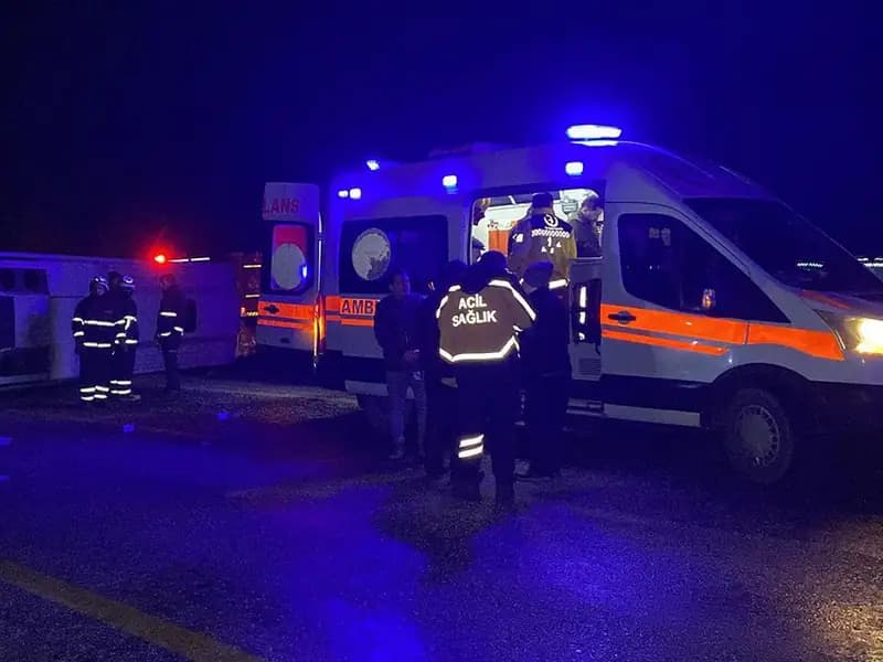 Cenaze midibüsü devrildi: 24 yaralı var