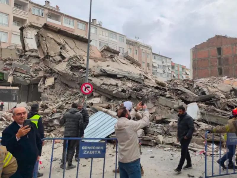 Güngören'de Bina Çöktü