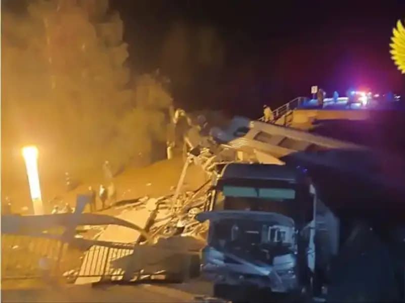 Rusya'da Korkunç Trafik Kazası: İki Köprü Çöktü, Yedi Hayatını Kaybetti