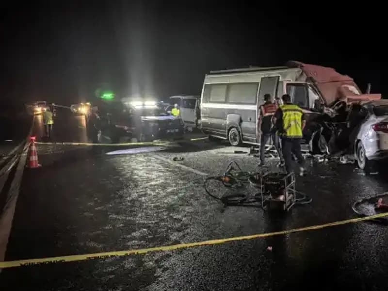 Minibüse Ters Yönden Çarpan Araç Alev Alev Yandı: 1 Ölü, 1 Yaralı