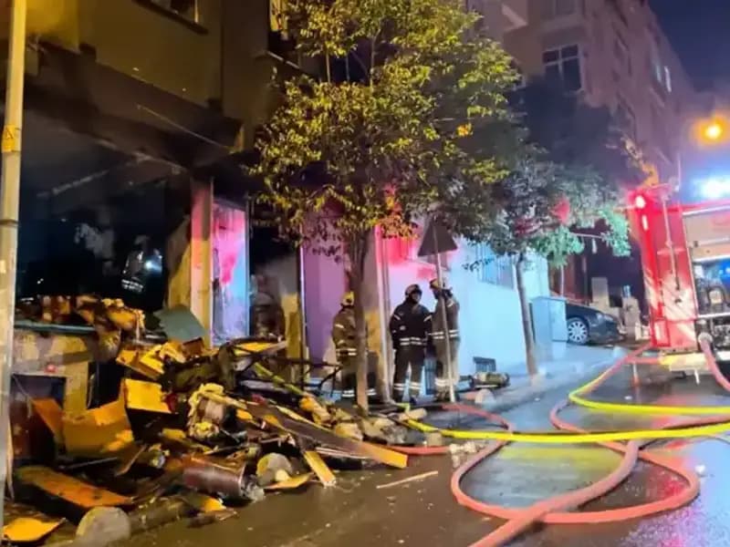 Bağcılar'da Beş Katlı Binada Yangın Paniği: Yangın Söndürme Çalışmaları Başladı