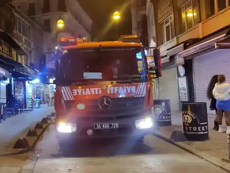 Beyoğlu'nda Asansör Boşluğuna Düşen Müşteri Hastaneye Kaldırıldı