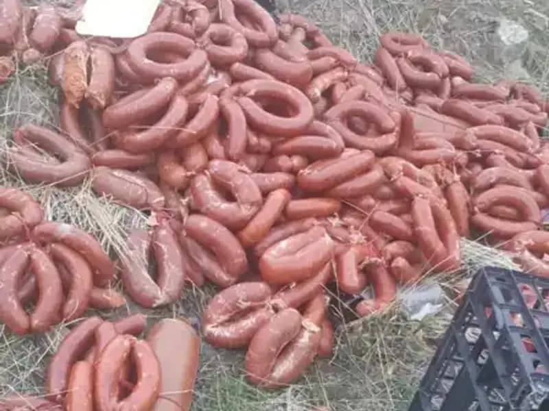 Ankara'da Boş Araziye Atılan Yüzlerce Kilo Sucuk ve Salam Şok Etti!