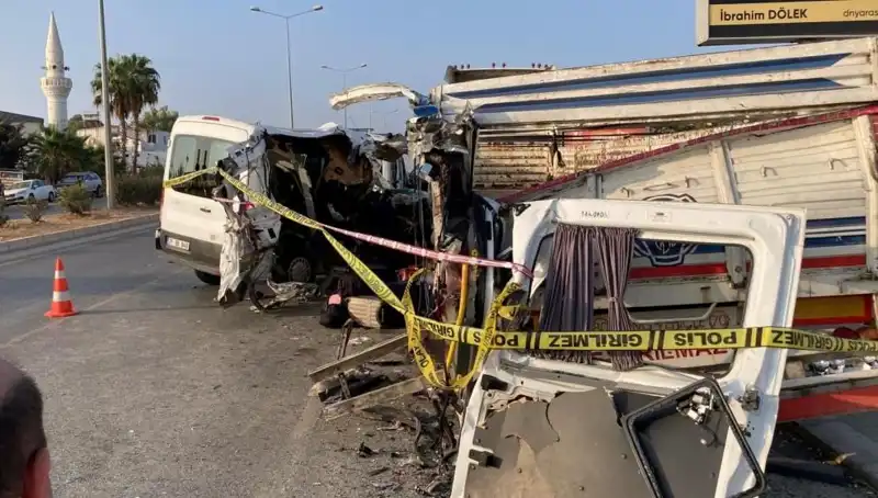 Mersin'de Tatil Yolunda Feci Kaza: Can Kaybı ve Yaralılar