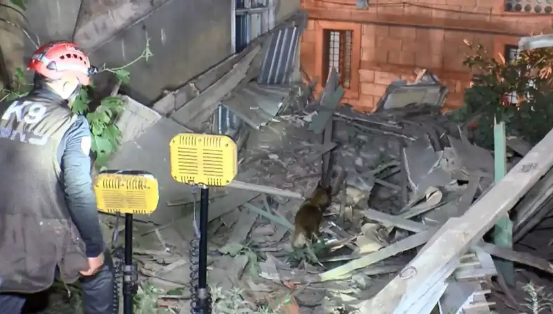 İstanbul'da Deprem Sonrası Çöken Bina, Büyük Panik Yarattı