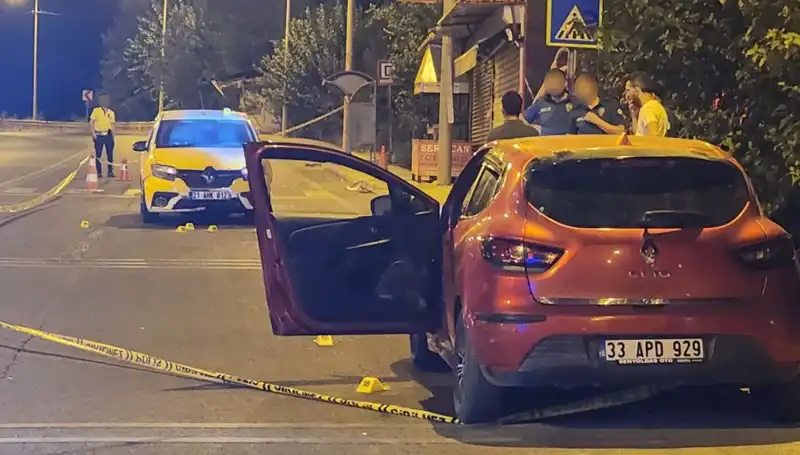 ** Otomobil Savaşları: İstanbul'da Sokaklarda Dehşet Dolu Kurşun Yağmuru!**