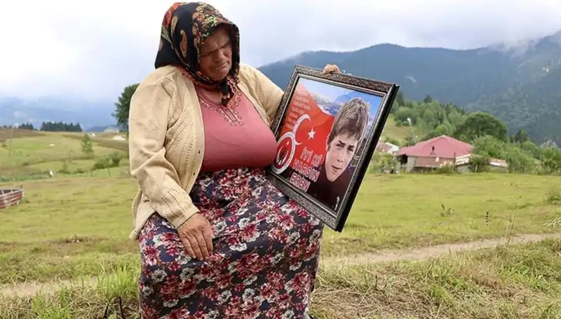 Eren Bülbül'ün Annesine Özel Bayram Ziyareti ve Mesajı