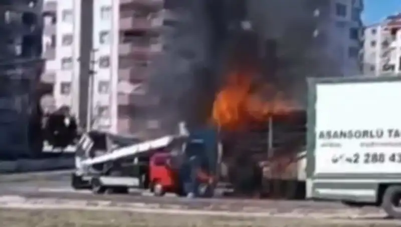 Alev Alan TIR, Yangın Sonrası Kül Yığınına Dönüştü!