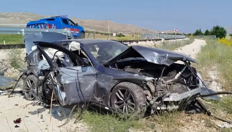 Sivas’ta İki Ayrı Trafik Kazası: 9 Yaralı, Kaza Anları Kameraya Yansıdı