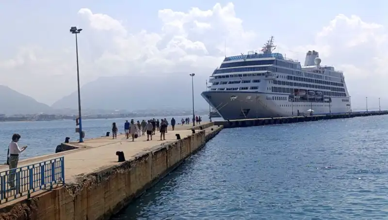 Alanya'ya Kruvaziyerle Gelen ABD'li Turistlerin Yüzleri Gülerken, Şehir Renklendi