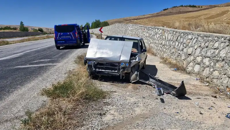 Kontrolden Çıkan Otomobil Duvara Çarptı: 2 Yaralı