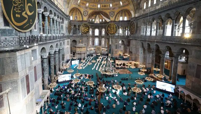 Ayasofya'nın Kapısını Kıran Sanığa Hapis Cezası: Tarihi Mabedin İhlali