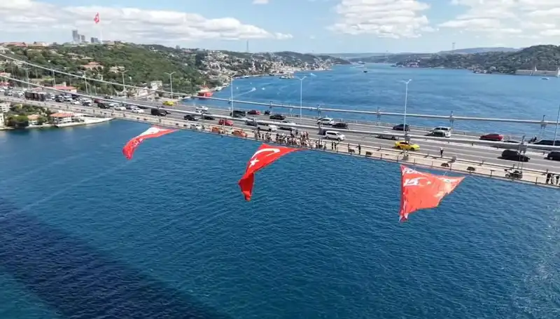 Tarihi Köprüye Dev Türk Bayrağı Asıldı, Coşku Doruğa Ulaştı