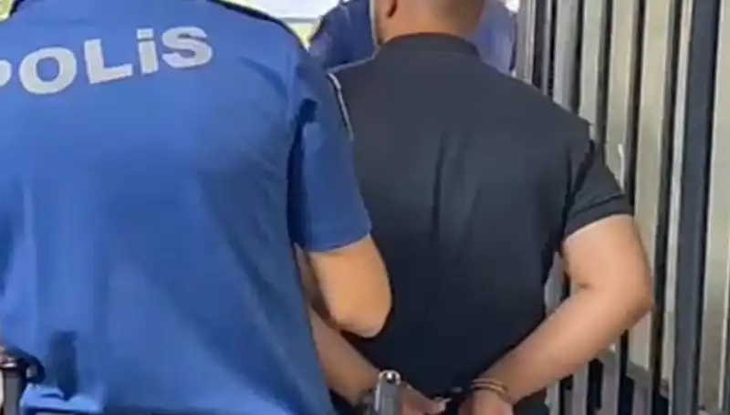 İzmir'de Polise Saldıran Şahıs, Adalete Teslim Edildi