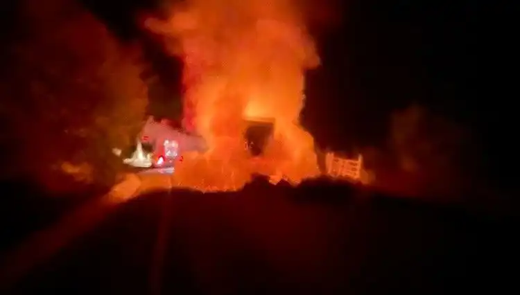 Seyir Halindeki Kamyonet Alev Alev Yandı: O Anlar Kayıt Altına Alındı