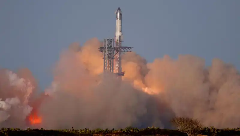 SpaceX'in Starship Roketi, 8. Uçuş Testini Tamamladı: Uzay Seferlerine Hazır mı?