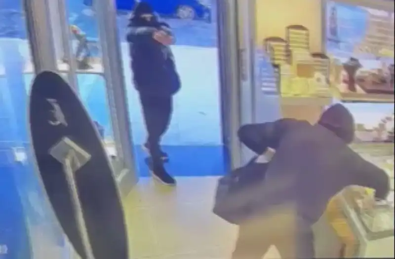 Ümraniye'de Silahlı Soygun Girişimi: Maskeli Saldırganlar Paniğe Neden Oldu
