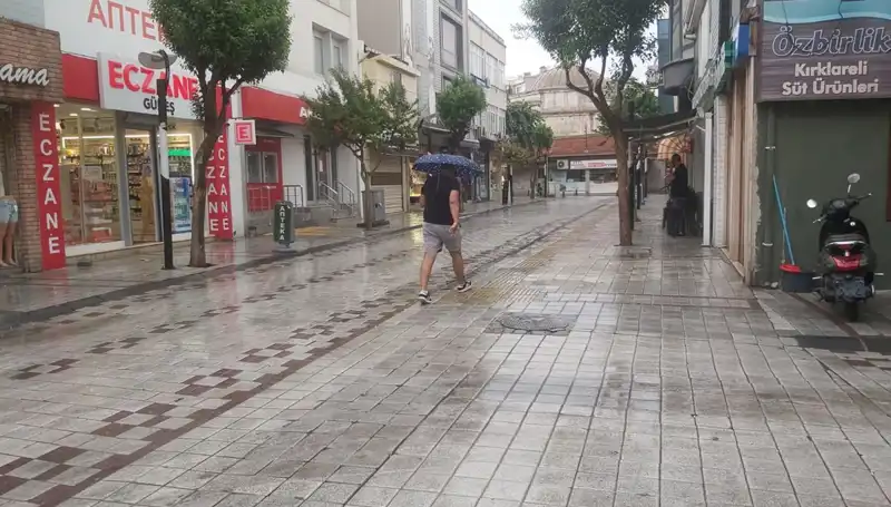 Kırklareli'de Aniden Gelen Sağanak Yağış Hayatı Olumsuz Etkiledi