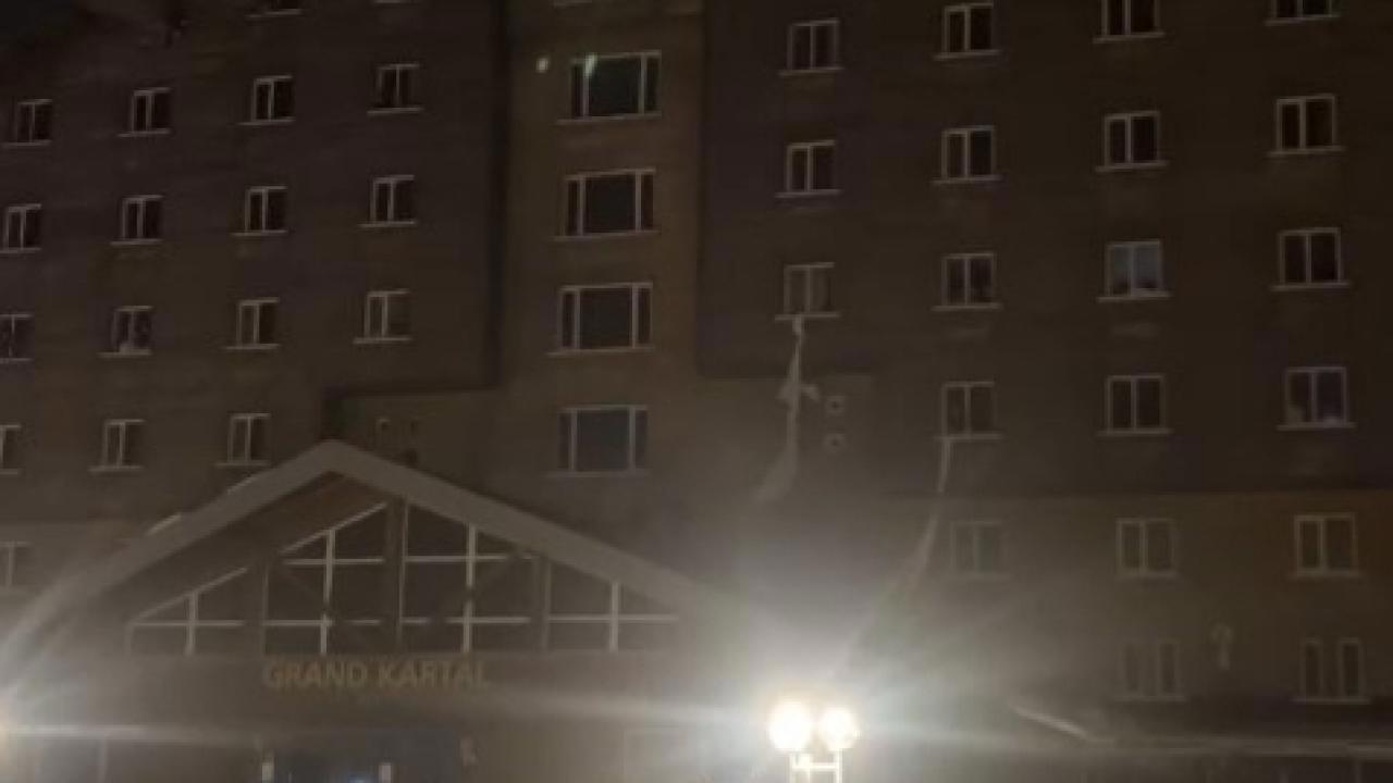 Otel Yangınında Çaresizce Çarşaf Kurtarma Çabası