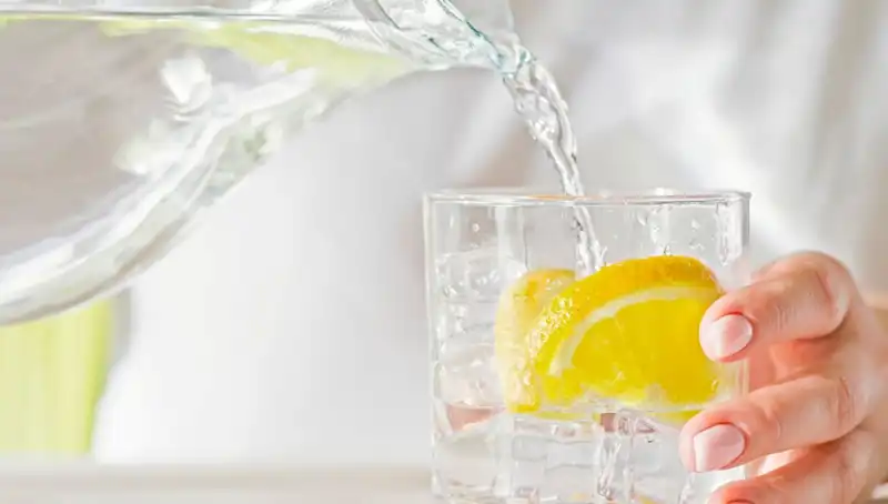 Sağlıklı Yaşamın Sırrı: Limonlu Su İçmenin 8 Bilinmeyen Faydası