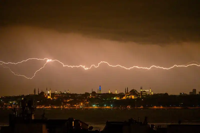 İstanbul'da Sıcaklık 22 Derece Birden Düşüyor: Kar Geliyor Mu?