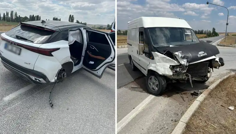 Çorum’da Kafa Kafaya Çarpışma: İki Araçta Yaralananlar Var!