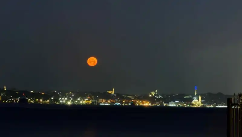 İstanbul'da Çilek Dolunayı'nın Eşsiz Görüntüleri Herkesi Büyüledi